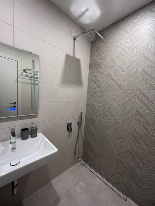 Modern City Center 2 Bedroom Apartment صوفيا المظهر الخارجي الصورة